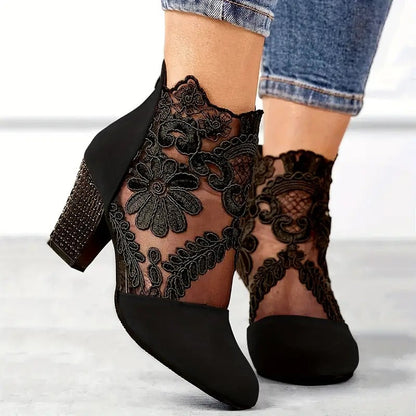 Leonie | Damen Florale Stiefeletten mit Spitzenrücken und Blockabsatz