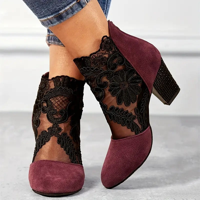 Leonie | Damen Florale Stiefeletten mit Spitzenrücken und Blockabsatz