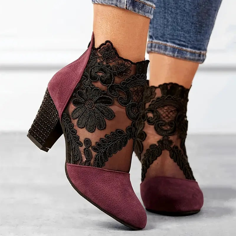 Leonie | Damen Florale Stiefeletten mit Spitzenrücken und Blockabsatz