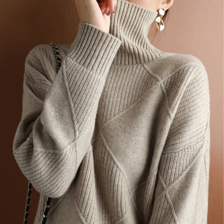 Petra | Damen Strickpullover mit Hohem Kragen und Rautenmuster