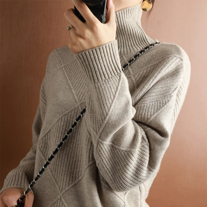 Petra | Damen Strickpullover mit Hohem Kragen und Rautenmuster