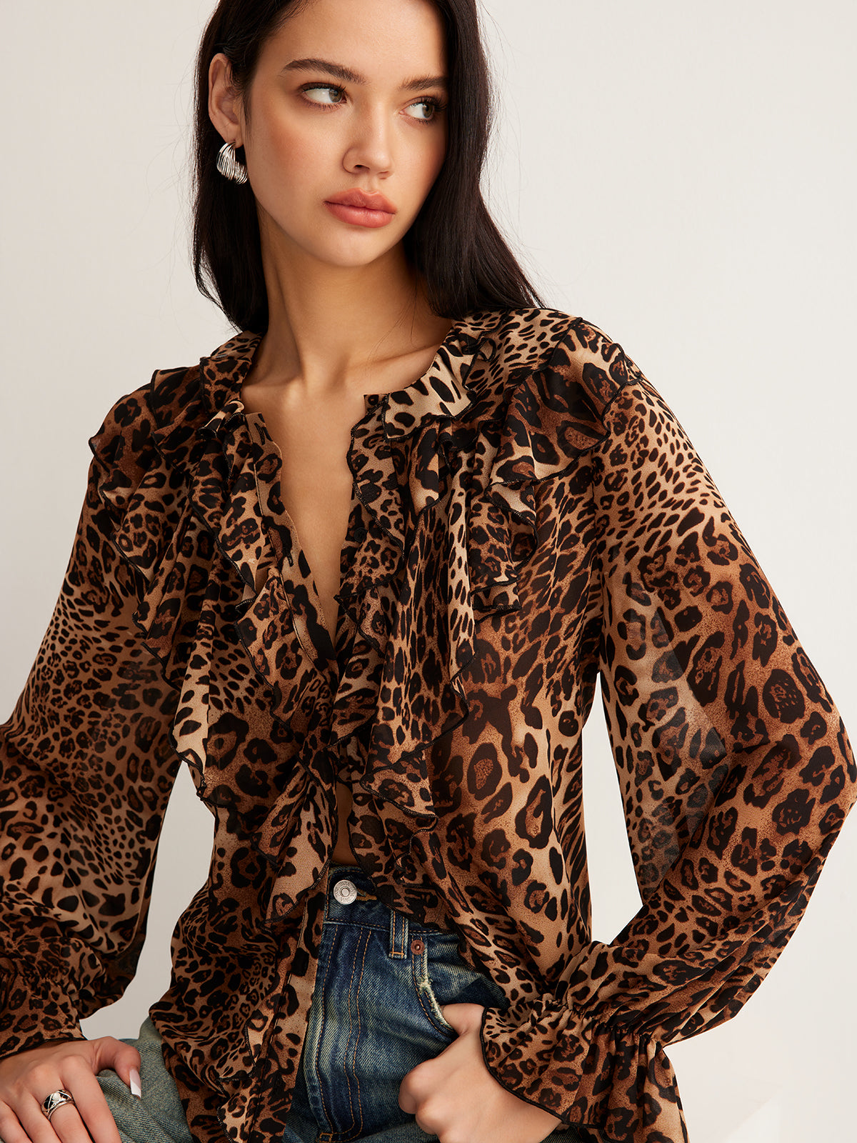 Viviane | Damen Sommerbluse mit Leopardenmuster und Rüschenkragen