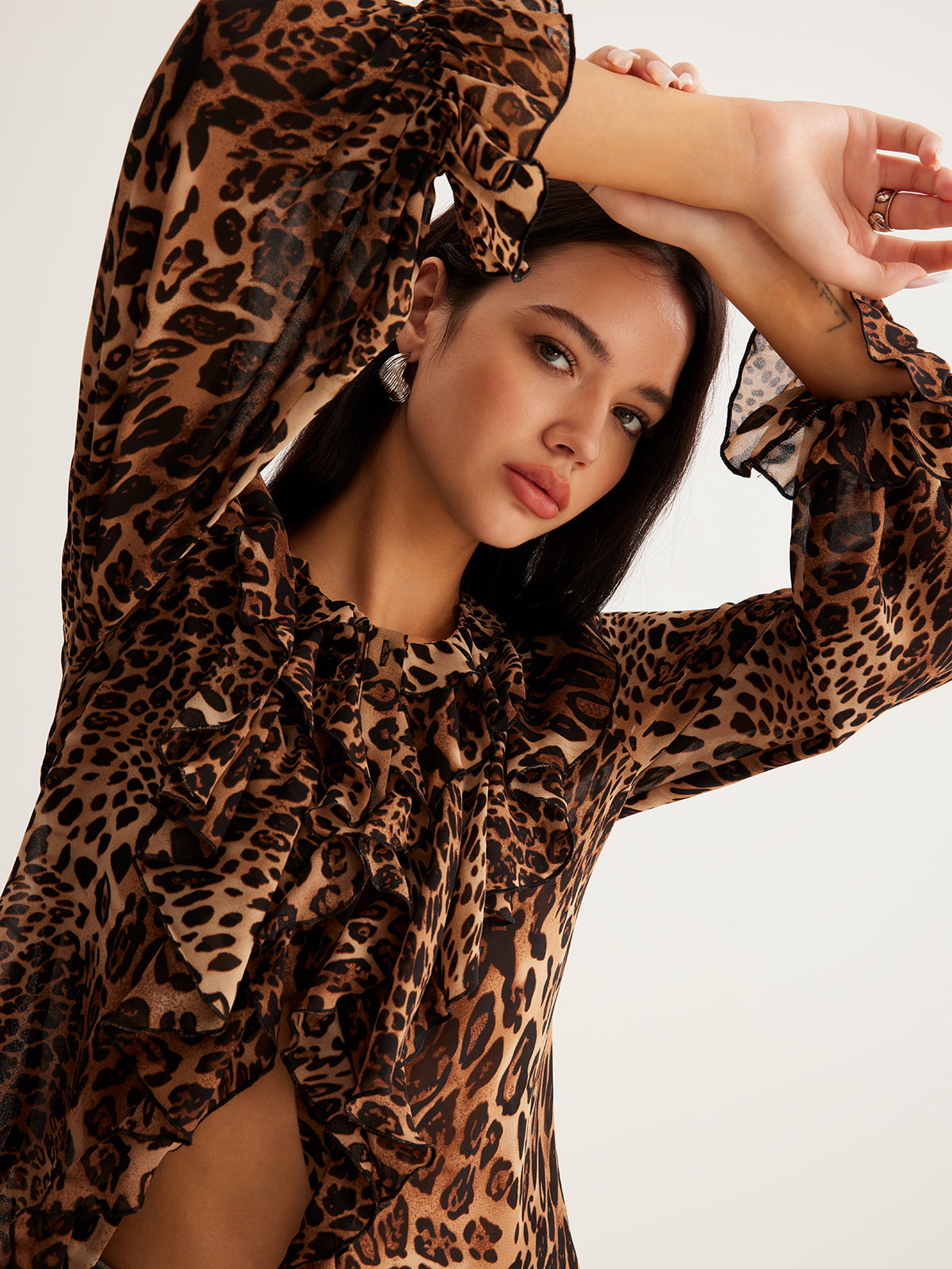 Viviane | Damen Sommerbluse mit Leopardenmuster und Rüschenkragen