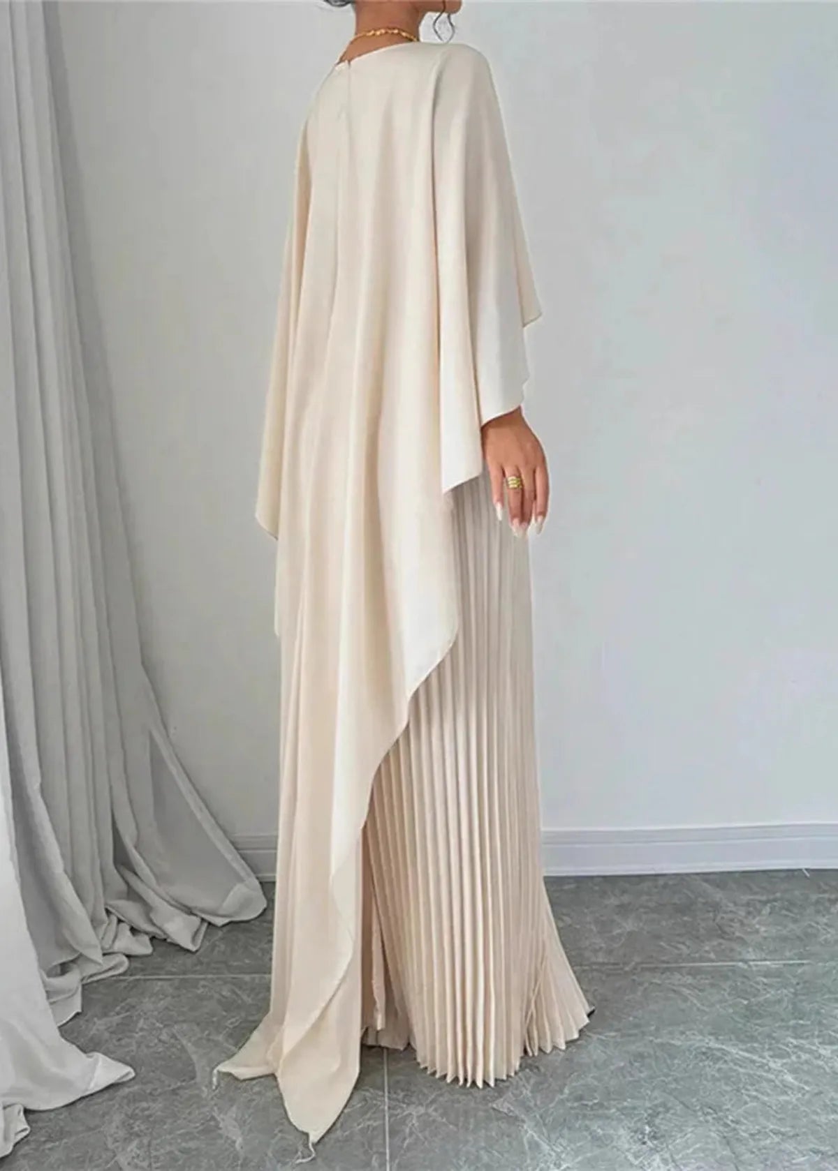 Katharina | Damen Abend-Maxikleid im plissierten Cape-Stil