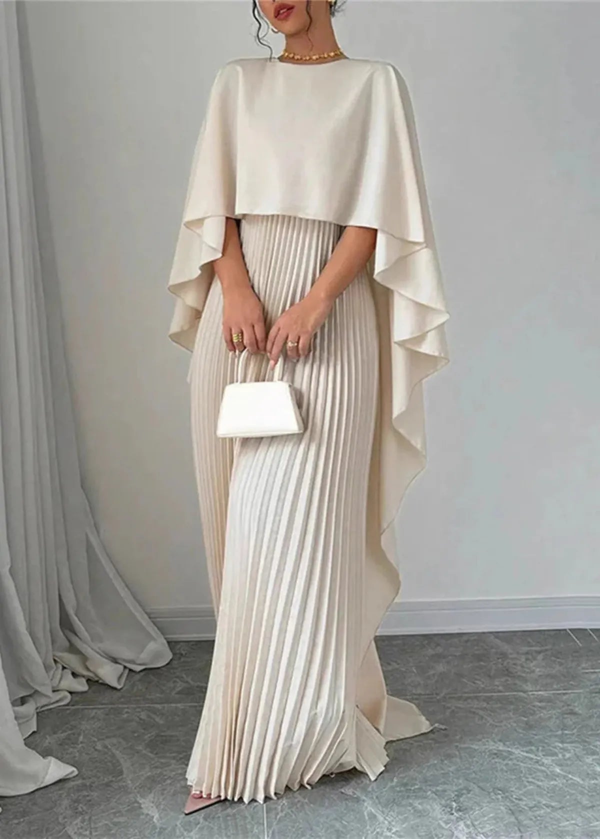 Katharina | Damen Abend-Maxikleid im plissierten Cape-Stil