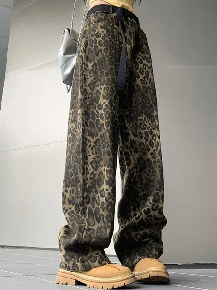 Claudia | Damen Streetwear-Jeans mit lockerem Schnitt und Leopardenmuster