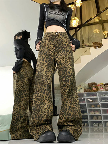 Claudia | Damen Streetwear-Jeans mit lockerem Schnitt und Leopardenmuster
