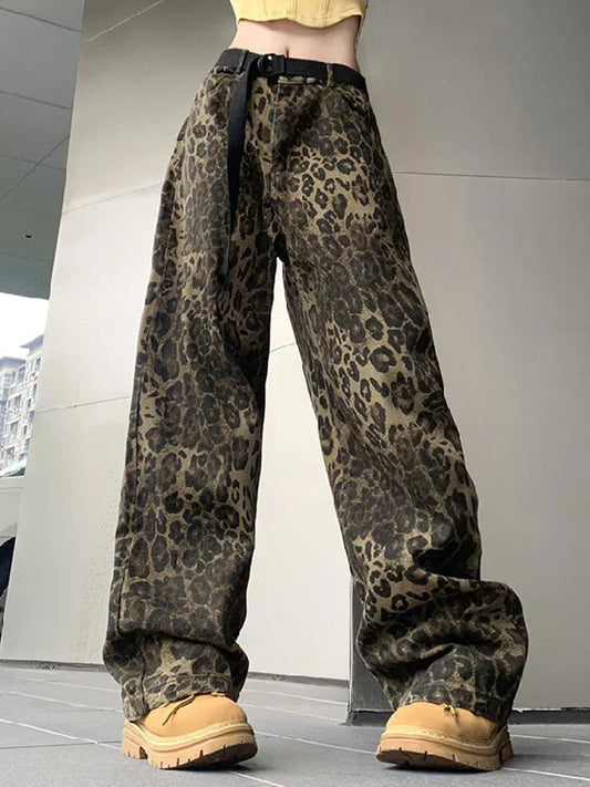 Claudia | Damen Streetwear-Jeans mit lockerem Schnitt und Leopardenmuster