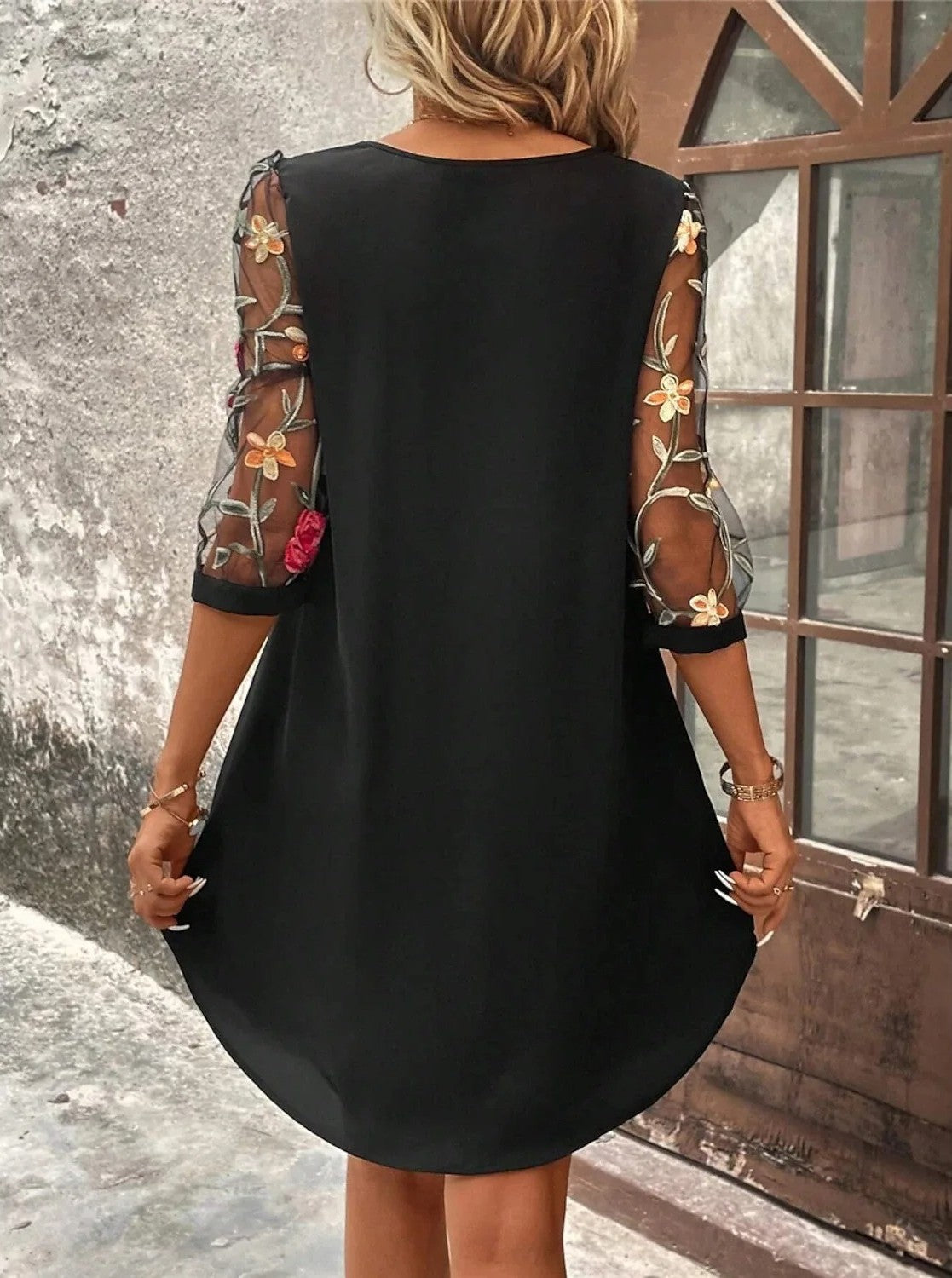 Emilia | Damen Kleid mit klassischer Passform und geblümten Ärmeln