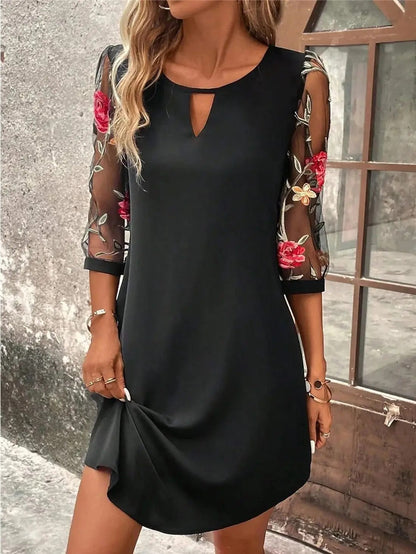 Emilia | Damen Kleid mit klassischer Passform und geblümten Ärmeln